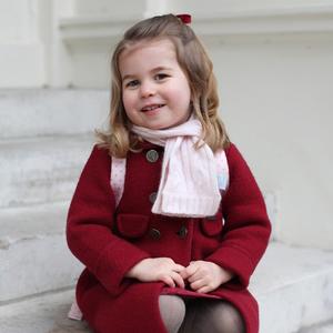 Kao da su BLIZNAKINJE: Evo na koga liči malena princeza Šarlot - identične su! (FOTO)
