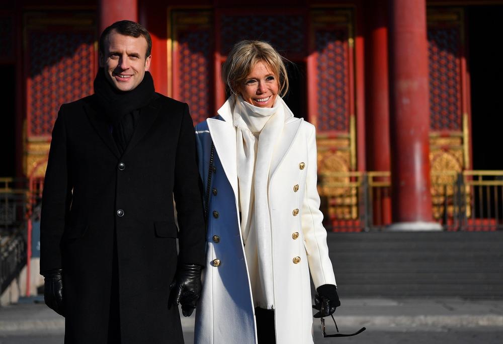 <p>Nakon što su prošle godine predsednik i prva dama Amerike <strong>Donald</strong> i <strong>Melanija Tramp </strong>posetili Kinu, sve je interesovalo kakve je modne odabire za uživanje u ovoj zemlji pripremila prva dama Francuske.</p>