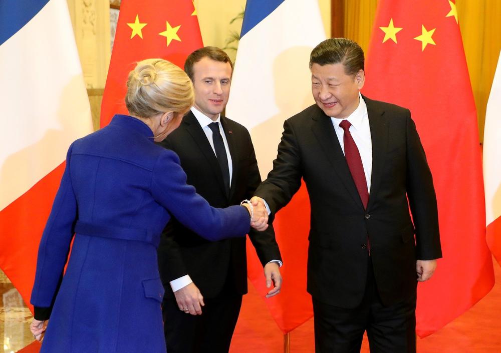 <p>Nakon što su prošle godine predsednik i prva dama Amerike <strong>Donald</strong> i <strong>Melanija Tramp </strong>posetili Kinu, sve je interesovalo kakve je modne odabire za uživanje u ovoj zemlji pripremila prva dama Francuske.</p>