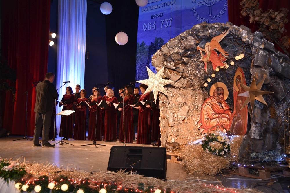 <p>Drugog dana Božića u koncertnoj dvorani Kulturnog centra Novi Pazar održan je tradicionalni Božićni koncert. Program je trajao puna dva sata, a koncertna dvorana bila je ispunjena do poslednjeg mesta. Odzvanjali su zvuci duhovne i etno muzike, a uz radostan praznični duh Božić je proslavljen onako kako i dolikuje.</p>