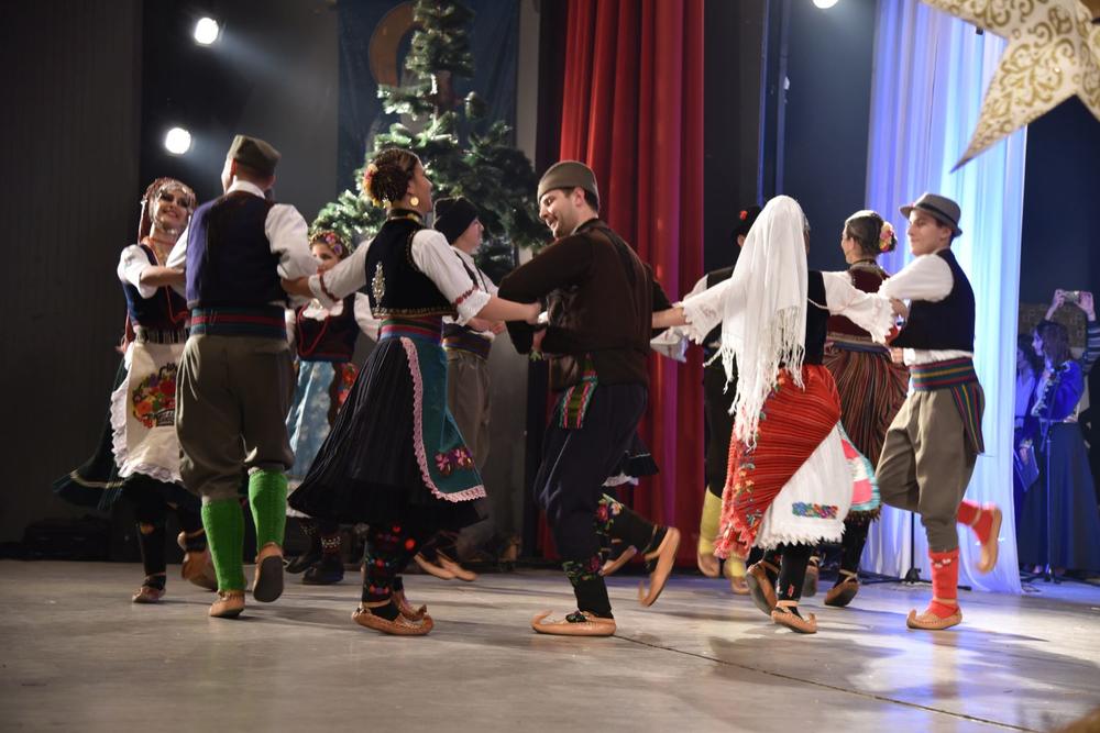 <p>Drugog dana Božića u koncertnoj dvorani Kulturnog centra Novi Pazar održan je tradicionalni Božićni koncert. Program je trajao puna dva sata, a koncertna dvorana bila je ispunjena do poslednjeg mesta. Odzvanjali su zvuci duhovne i etno muzike, a uz radostan praznični duh Božić je proslavljen onako kako i dolikuje.</p>