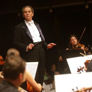 Premijera Šostakovičeve simfonije u Srbiji: 109 muzičara i dirigent Kristijan Mandeal prvi put izvode Četvrtu