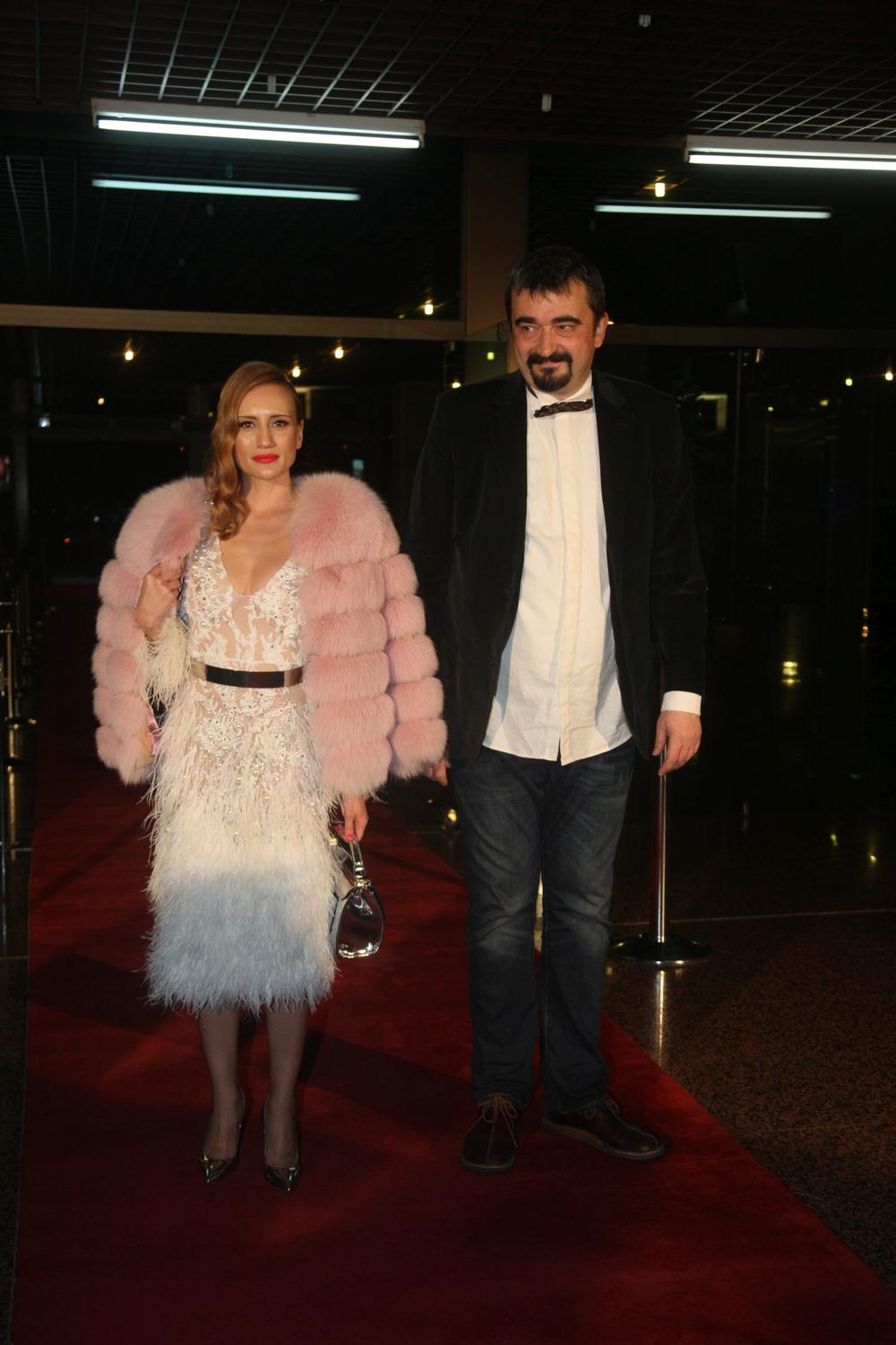 <p>Lepa Jelena Đukić, koju smo proteklih godina gledali u nekoliko hit serija, a trenutno nas oduševljava kao Višnja u "Igri sudbine", stavila je tačku na brak s poznatim režiserom</p>