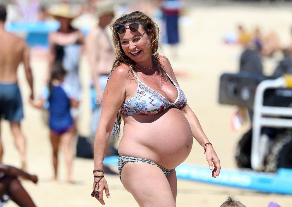 <p>Nije bilo čoveka koji nije bacio pogled na nasmejanu buduću mamu, koja je u dvodelnom kupaćem kostimu uživala na suncem okupanoj plaži.</p>