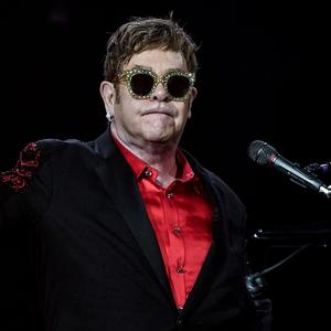 Skandalozno ponašanje legendarnog pevača: Elton Džon psovao fanove pa prekinuo koncert (VIDEO)