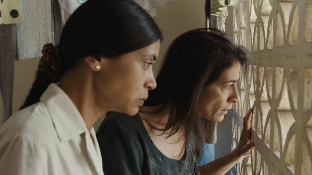 <p>"U četiri zida života", intenzivna drama reditelja <strong>Filipea Van Liua</strong>, donosi priču o klaustrofobičnom porodičnom životu u srcu sirijske ratne zone. Film je uspeo da redefiniše žanr ratnog filma, jer na poseban način utiče na gledaoce, držeći ih kao taoce zajedno sa porodicom koju prate na velikom platnu.</p>
