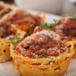 I ZA INSTAGRAM I ZA NEPCA! Ubacite špagete i ove sastojke u kalup za mafine — dobićete jelo divnog izgleda i ukusa