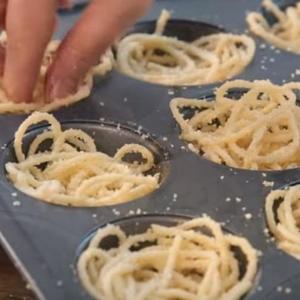 Ubacite špagete u kalup za mafine i dodajte im ove sastojke: Rezultat je najbolji kulinarski trik koji smo ikad videli! (RECEPTI)