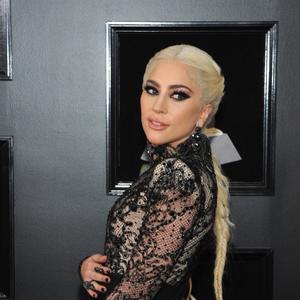 Majka monstruma u koži majke zmajeva: Lejdi Gaga inspirisana stilom Deneris Targarjen otišla na dodelu Gremi nagrada