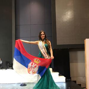 Još jedna Sara zasenila svet svojom lepotom: Zanosna Srpkinja prva pratilja svetske Miss turizma