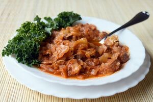 Dinstani kupus sa svinjskim rebrima: Recept za popularno domaće jelo iz kuvara koji je zlata vredan