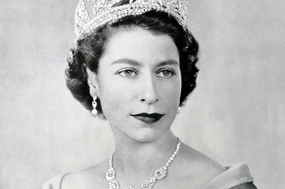 <p>Krune i nakit u vlasništvu britanske kraljevske porodice već decenijama krase glave brojnih njenih pripadnica. <strong>Kraljica Elizabeta, Kejt Midlton i princeza Dajana</strong> nosile su fascinantne skupe dodatke, a priče iza njih iznenadiće vas, kao i njihova cena.</p>