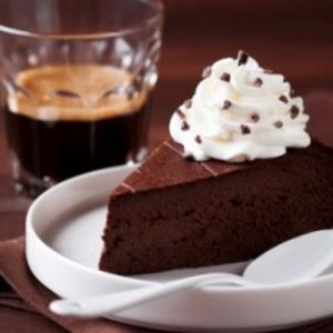 NIKAD UKUSNIJA POSLASTICA JE PRED VAMA: Torta sa crnom čokoladom i pudingom očarava!