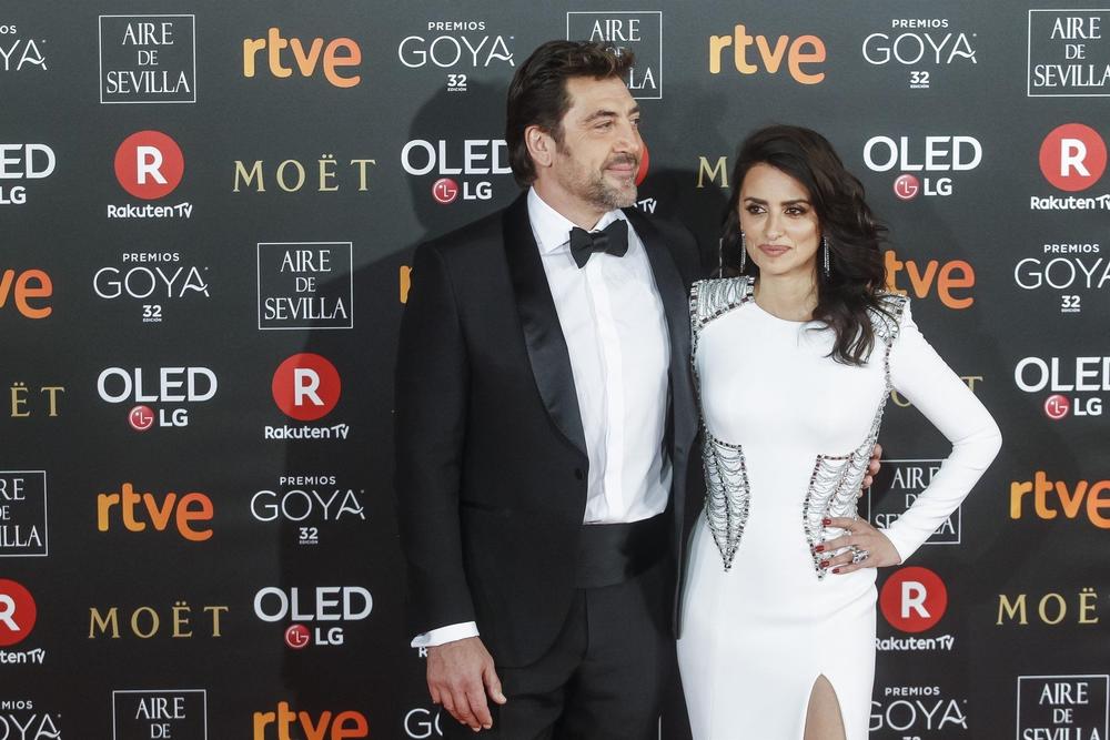 <p>Na tradicionalnoj dodeli filmskih nagrada Goja među zvanicama su se našli španski glumci Penelope Kruz i Havijer Bardem. Iako zgodni Španac važi za jednog od najpoželjnijih muškaraca na svetu, ovog puta je ostao u senci.</p>