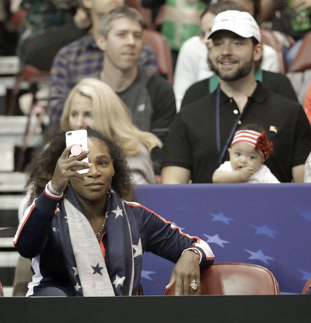 <p>Američka teniserka <strong>Serena Vilijams</strong> vratila se na teren posle porođaja, ali najveća zvezda njenog povratničkog meča ipak je bila njena mezimica <strong>Aleksis</strong>.</p>