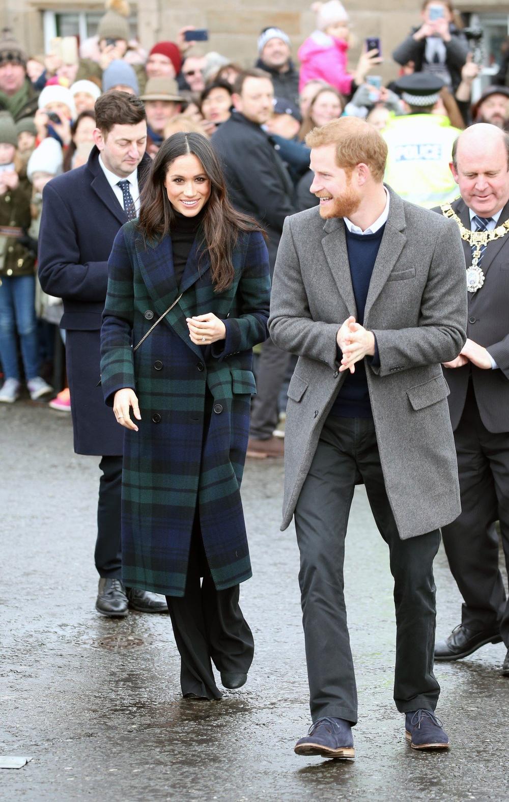 <p>Princ Hari i njegova supruga danas su prvi put kao verenici u zvaničnoj poseti Edinburgu, a lepa Amerikanka jednim potezom obezbedila je mesto u srcima svih Škota.</p>
