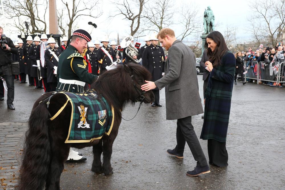 <p>Princ Hari i njegova supruga danas su prvi put kao verenici u zvaničnoj poseti Edinburgu, a lepa Amerikanka jednim potezom obezbedila je mesto u srcima svih Škota.</p>