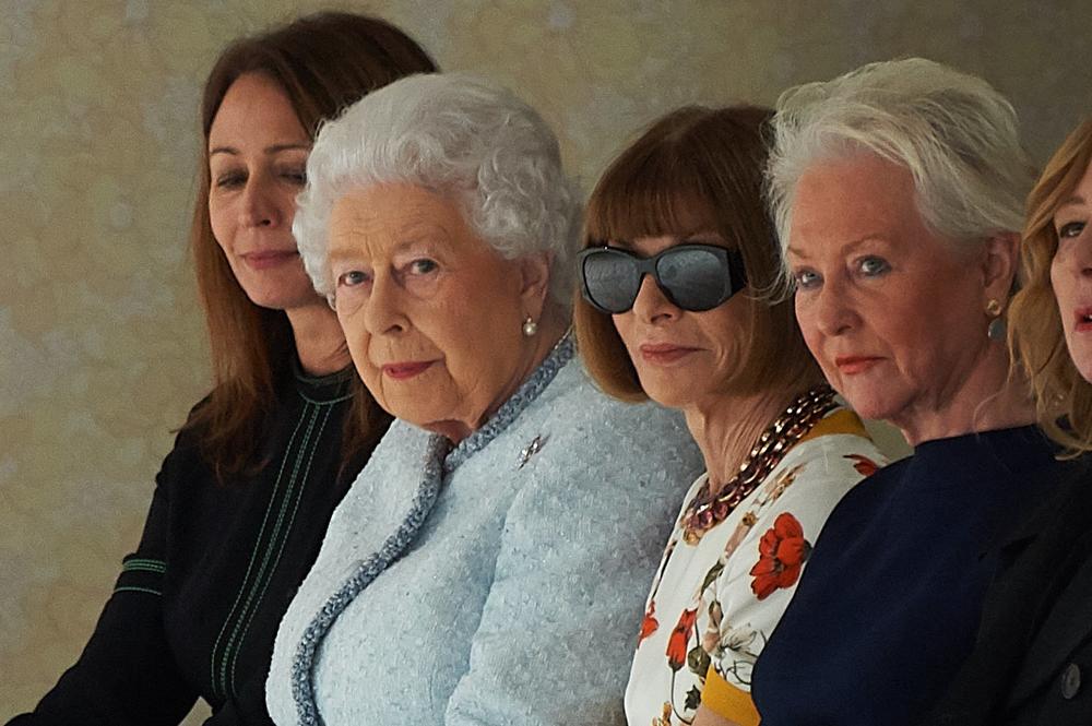 <p>Juče smo prisustvovali istorijskom trenutku: prvi put u istoriji londonske Nedelje mode britanska <strong>kraljica Elizabeta Druga</strong> prisustvovala je nečijoj reviji!</p>