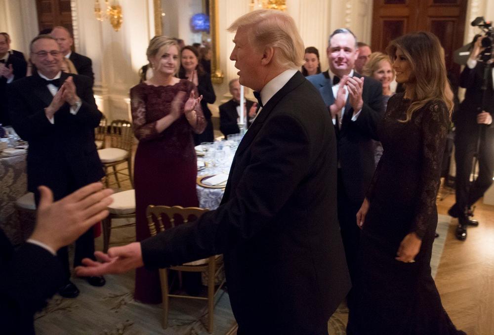 <p>Dok su predsednik SAD-a i prva dama ulazili u prostoriju svi su ustali da ih pozdrave aplauzom.</p>