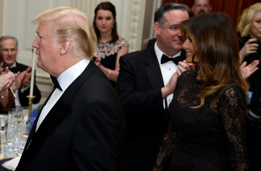 <p>Dok su predsednik SAD-a i prva dama ulazili u prostoriju svi su ustali da ih pozdrave aplauzom.</p>