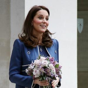 Lepe vesti ore se iz Kensingtonske palate: Vojvotkinja od Kembridža za svečanu priliku prošetala u cipelama poznatog dizajnera