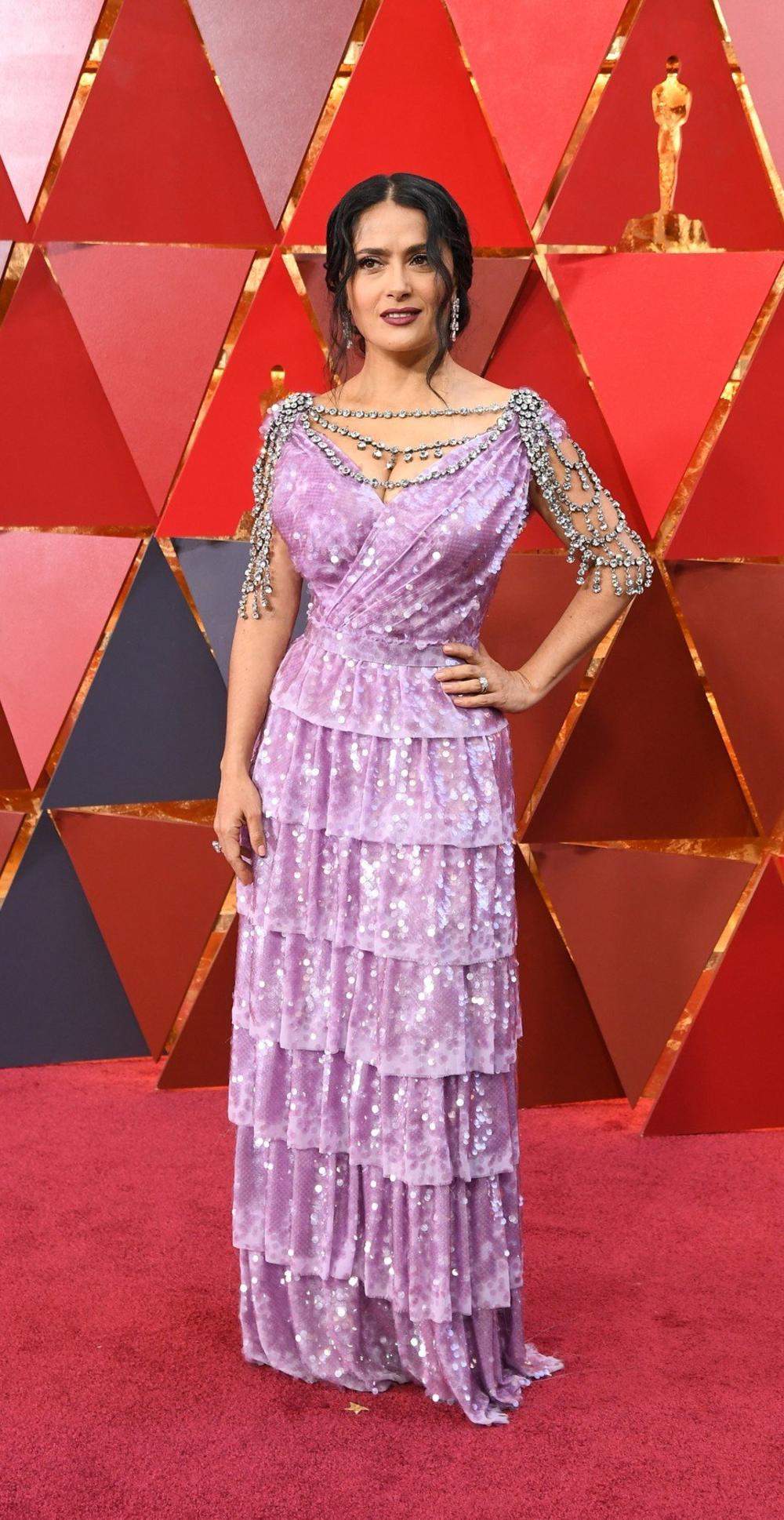 <p>Na sinoćnoj dodeli nagrada Američke akademije filmskih umetnosti među glumicama koje su privukle najviše pažnje svojim modnim odabirom našla se i Salma Hajek, ali ne iz dobrih razloga.</p>