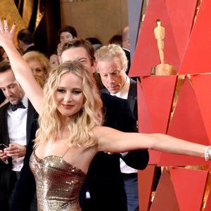 Nije se odvajala od čaše: Lepa glumica ponovo u centru pažnje na dodeli Oskara (FOTO)