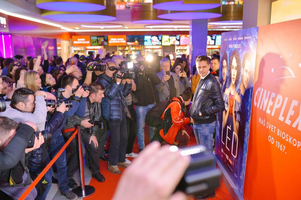 <p>Premijera filma “Led”, koji u Rusiji obara sve rekorde gledanosti, održana je sinoć u čak pet dupke punih sala u bioskopu Cineplexx UŠĆE Shopping Center. Po završetku projekcije, publiku je pozdravio jedan od glavnih glumaca ovog ostvarenja, Miloš Biković, koji je tom prilikom ispraćen gromoglasnim aplauzima.</p>