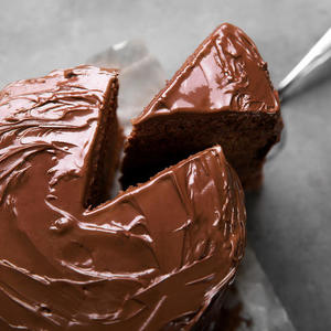 OBRADUJTE PORODICU BRZOM POSLASTICOM: Čokoladna torta sa rumom!
