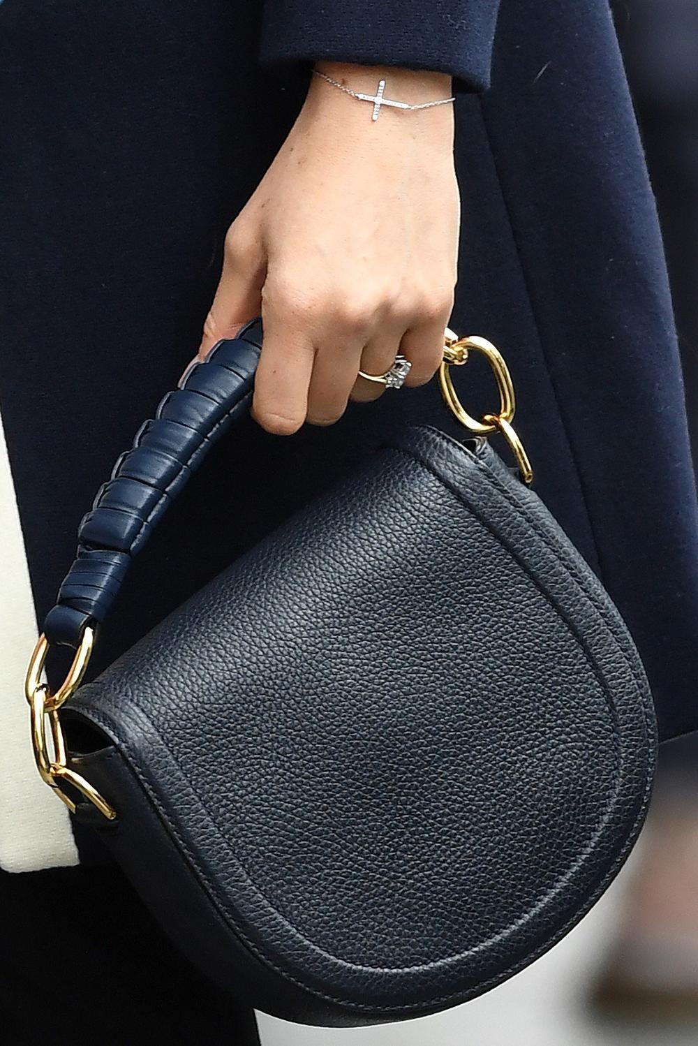 <p>Buduća supruga <strong>princa Harija </strong>ponovo je ponela besprekornu odevnu kombinaciju o kojoj svet bruji danima.</p>