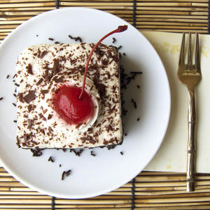 Najkremastiji kolač koji se ne peče: Napravite čudesni slatkiš sa višnjama (RECEPT)