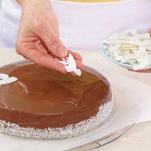 Jednostavna torta bez brašna: Poslastica od kokosa i čokolade idealna za sve proslave (RECEPT)