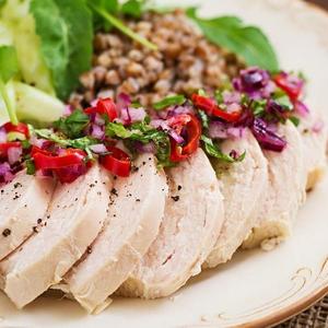 Najzdravije i najmekše meso koje ćete probati: Napravite lešo piletinu sa povrćem (RECEPT)