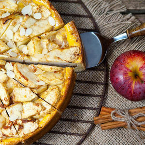 Zbog jednog sastojka ovaj kolač svi obožavaju: Napravite sočnu poslasticu sa jabukama (RECEPT)