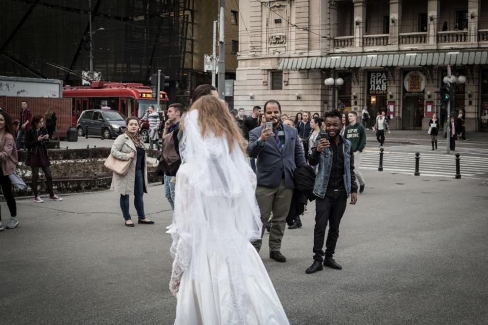 <p>Zastrašujuća nevesta prošetala je ulicama naše prestonice!</p>