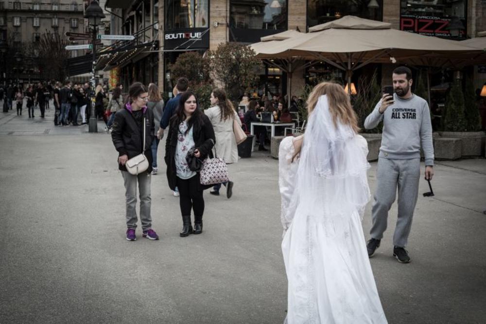 <p>Zastrašujuća nevesta prošetala je ulicama naše prestonice!</p>