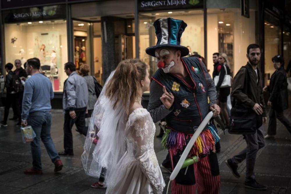 <p>Zastrašujuća nevesta prošetala je ulicama naše prestonice!</p>