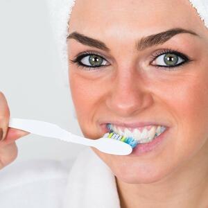 BLISTAV OSMEH ZA 10 MINUTA: Sami bezbolno izbelite zube kod kuće
