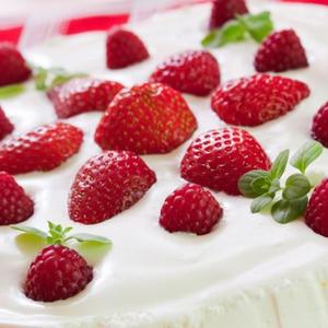Slatkiš od tri sočna fila: Napravite kolač sa jagodama i vanila kremom (RECEPT)