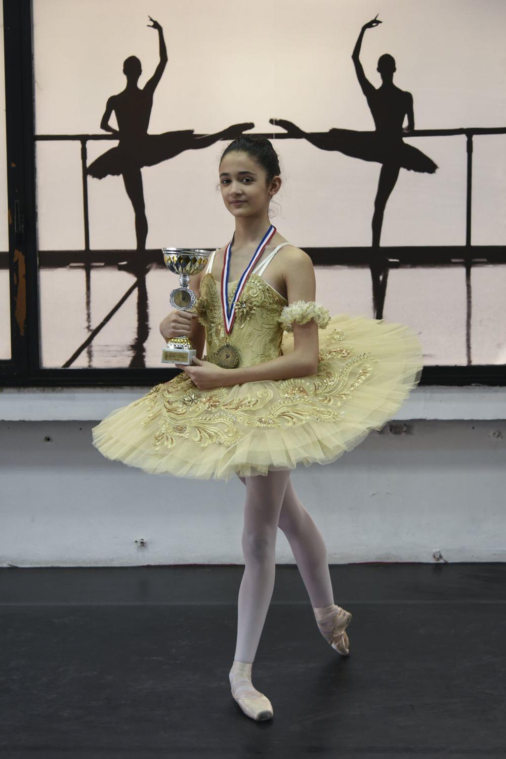 <p>Tri zlatne, jednu srebrnu i dve bronzane medalje dobili su učenici Baletske škole Nacionalne fondacije za umetničku igru iz Beograda, na <strong>3. Međunarodnom baletskom takmičenju</strong> u Atini, koje se održavalo od 9-15 aprila, 2018. godine.</p>