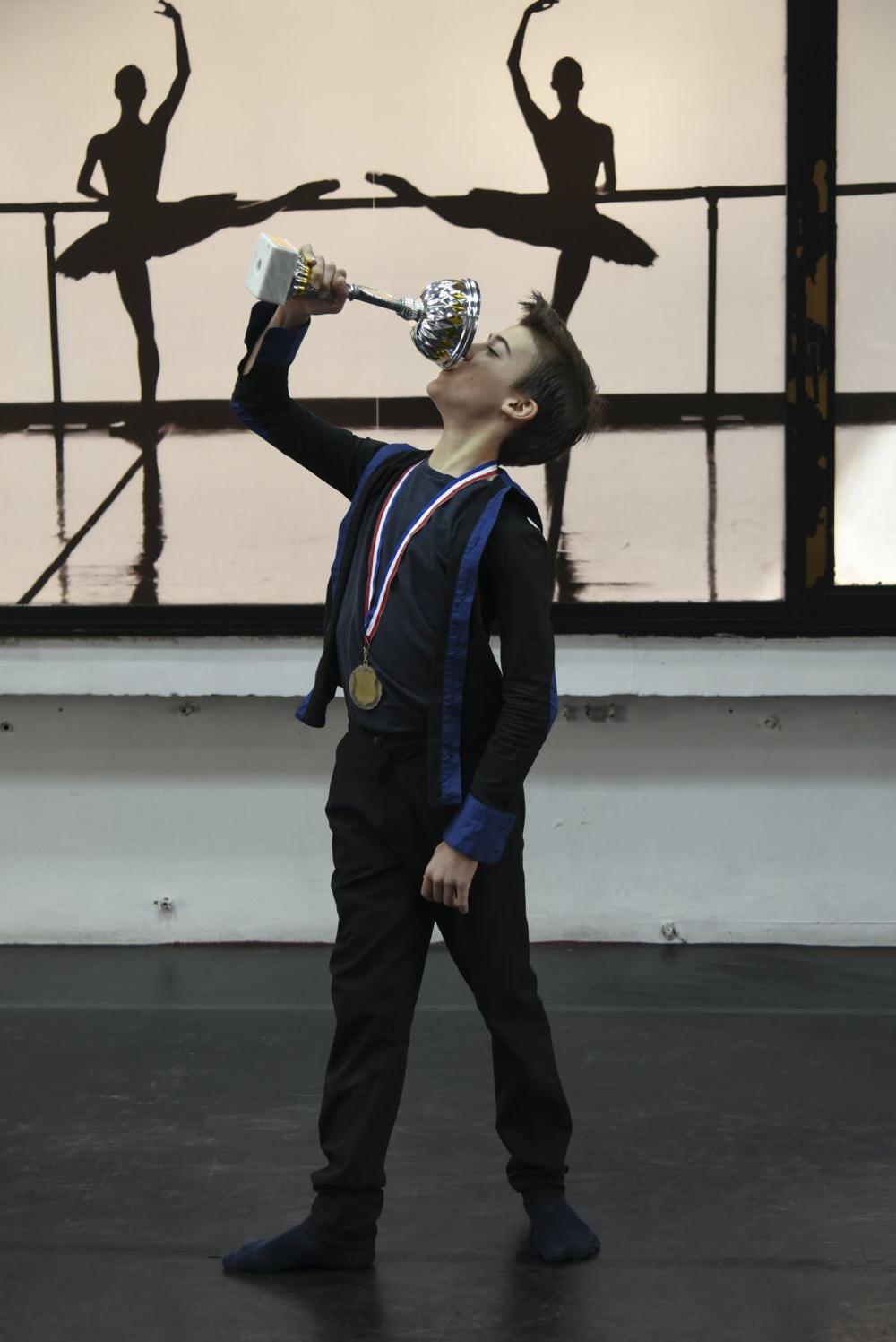 <p>Tri zlatne, jednu srebrnu i dve bronzane medalje dobili su učenici Baletske škole Nacionalne fondacije za umetničku igru iz Beograda, na <strong>3. Međunarodnom baletskom takmičenju</strong> u Atini, koje se održavalo od 9-15 aprila, 2018. godine.</p>