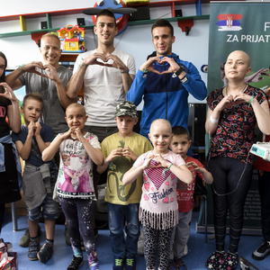 Vujadin Savić, Luka Adžić i Milan Kalinić posetili decu na Institutu za onkologiju