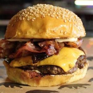 Sočno meso, slaninica i topleni sir: Napravite ukusni hamburger kao Džejmi Oliver (RECEPT)