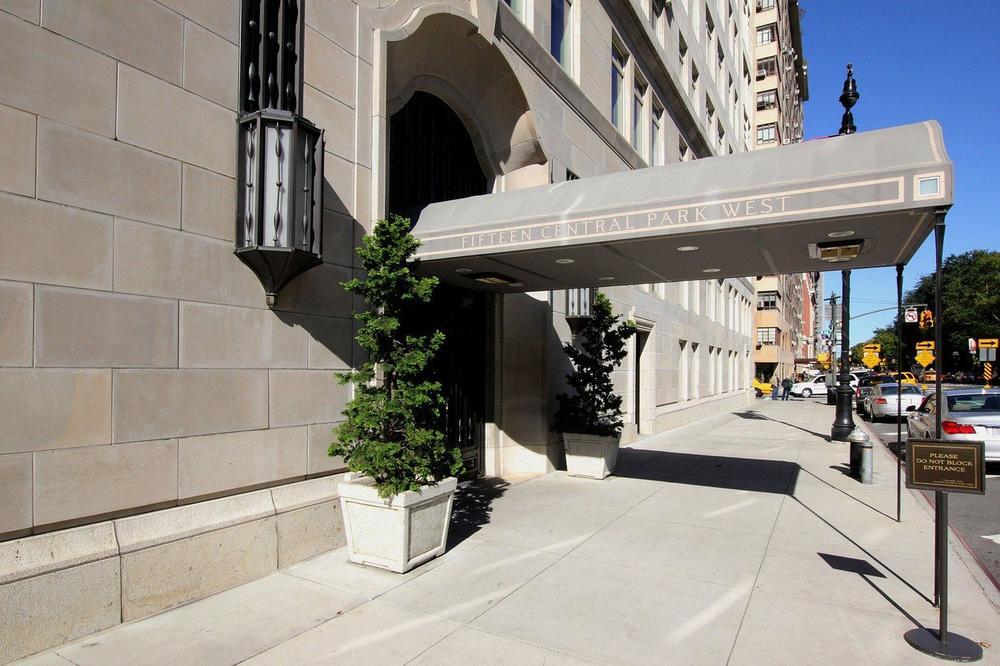 <p>Ovaj luksuzni dupleks nalazi se na 16. i 17. spratu zgrade u Central Park Vest ulici, a zgrada ima svoje obezbeđenje i recepciju.</p>