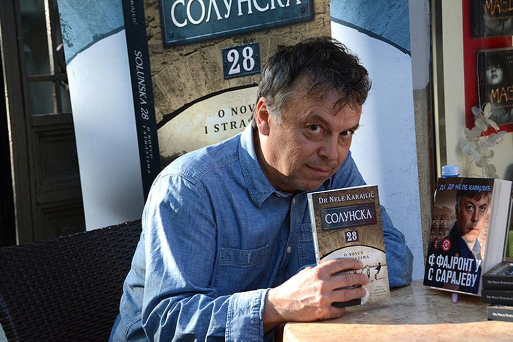 <p>Dr Nele Karajlić potpisivao je svoju novu knjigu, roman „Solunska 28“ u Delfi knjižari „Borislav Pekić“u Beogradu na dan izlaska knjige, 17. maja, čitaoci zakrčili knez Mihajlovu da dođu do autograma i fotografije sa omiljenim nadrealistom.</p>