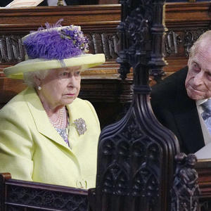 Pre 65 godina na svom venčanju jedan čovek ZAUVEK je obeležio Kraljica Elizabetu: Kruna od 2 kg ZLATA i venčanica rađena 3.000 sati (FOTO)