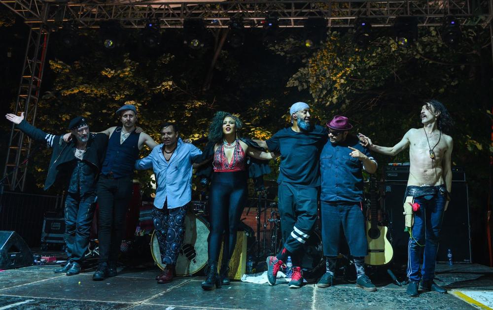 <p>Svetska džipsi pank-rok atrakcija Gogol Bordello u ponedeljak uveče održao je koncert za pamćenje u uzavreloj atmosferi krcate bašte beogradskog SKC-a, koji se završio bisom frontmena Eugene-a Hutz-a na krovu i druženjem sa fanovima u Resavskoj ulici!!!</p>