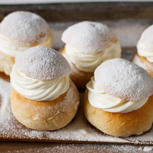 Fil badema i vanile koji se topi u ustima: Tradicionalni kolač Švedske - Semlor biće hit na vašoj trpezi (RECEPT)