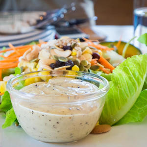 Dolazi leto i ovu jelo svi obožavaju da jedu: Napravite najbolji preliv za Cezar salatu (RECEPT)