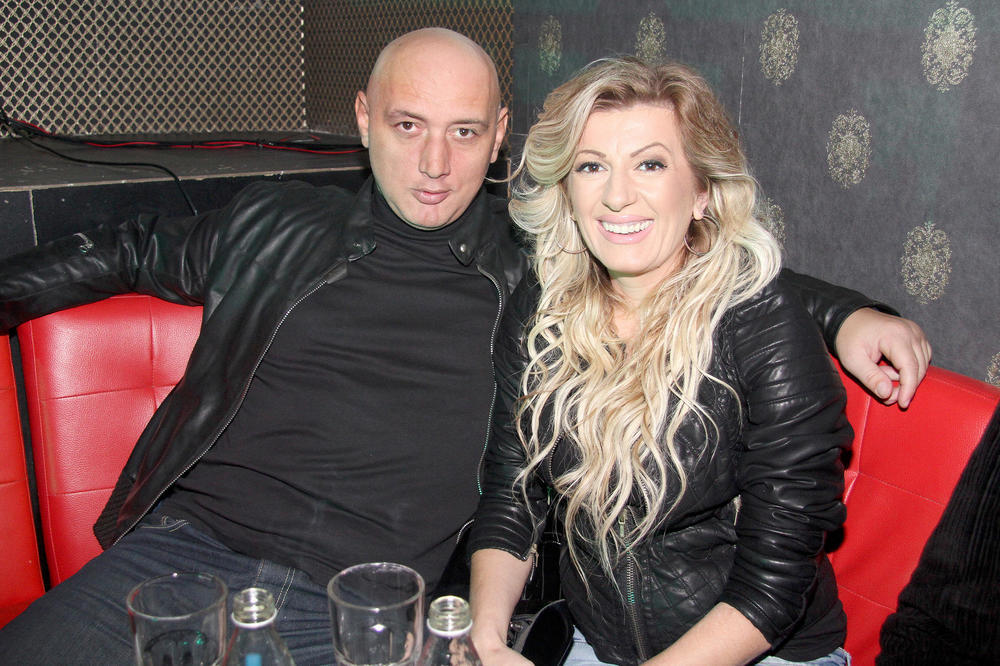<p>Poznata folk pevačica <strong>Viki Miljković </strong>u braku je sa kompozitorom <strong>Draganom Taškovićem Tašketom </strong>od 1994. godine</p>